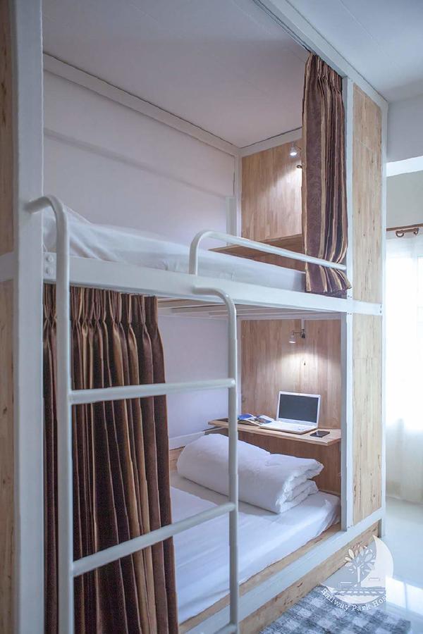 Railway Park Hostel Чиангмай Экстерьер фото