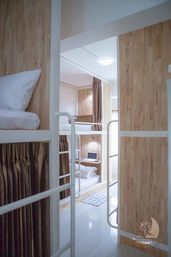 Railway Park Hostel Чиангмай Экстерьер фото