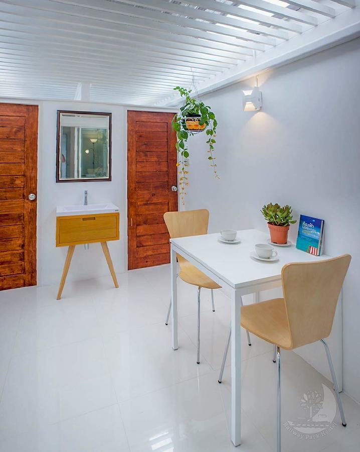 Railway Park Hostel Чиангмай Экстерьер фото